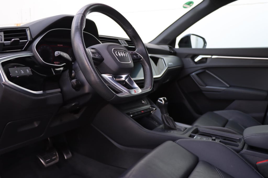 Audi Q3 35 tfsi s line s-tronic