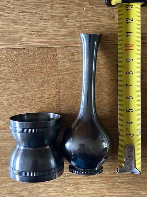 Zilveren vaasje en eierdop