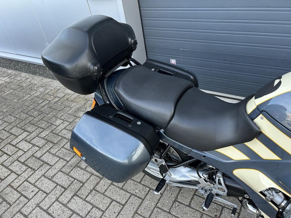 Puntgave BMW R1150RS uit 2003 met slechts 50dkm, kofferset etc, €2250,-
