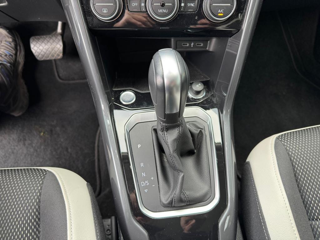 Volkswagen T-roc 1.5 tsi sport automaat ,trekhaak , apple-carplay ,