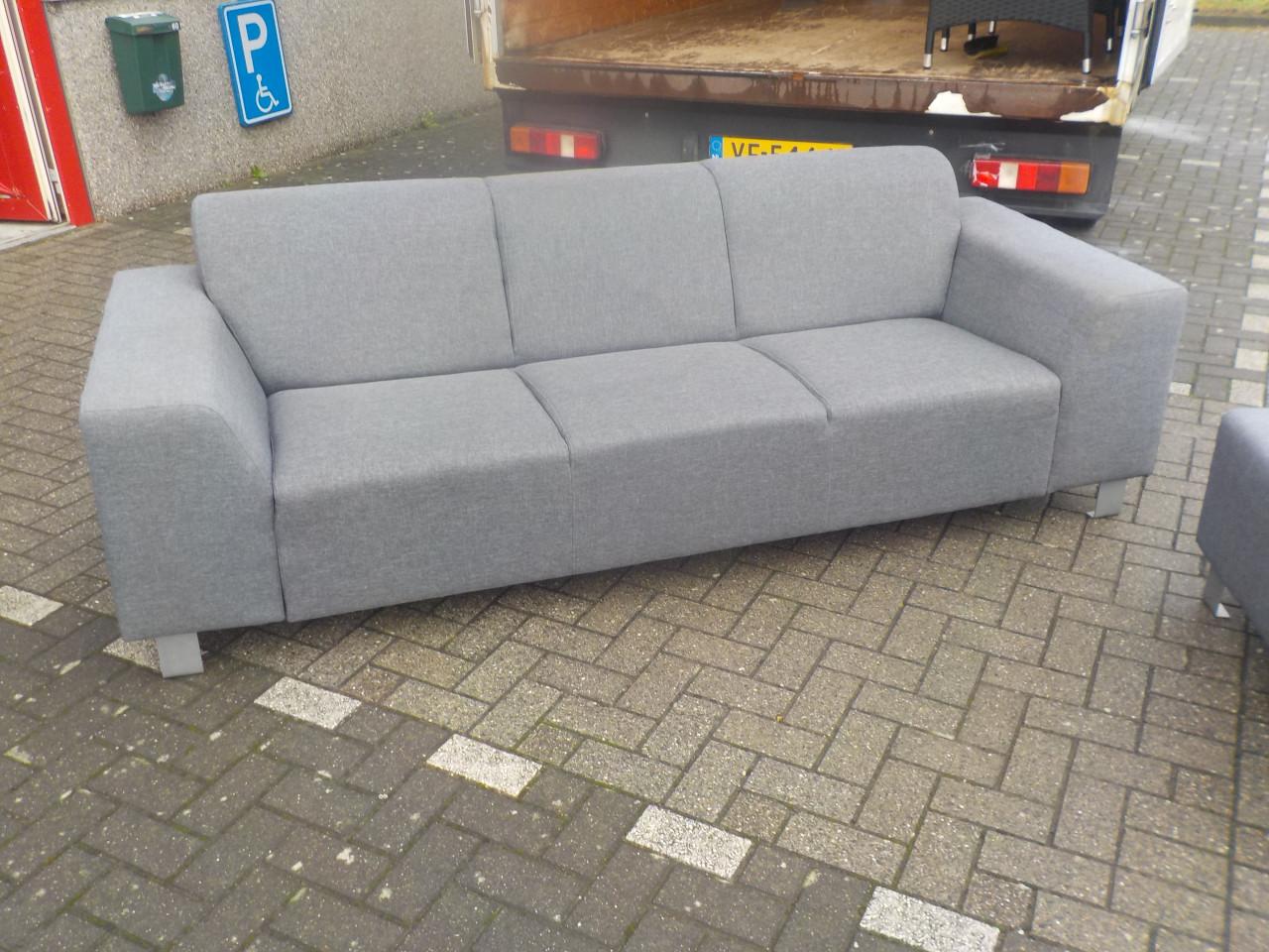 Grote stoffen bank ( breed 240 cm ) + hokker 60 x 90 cm in goede staat