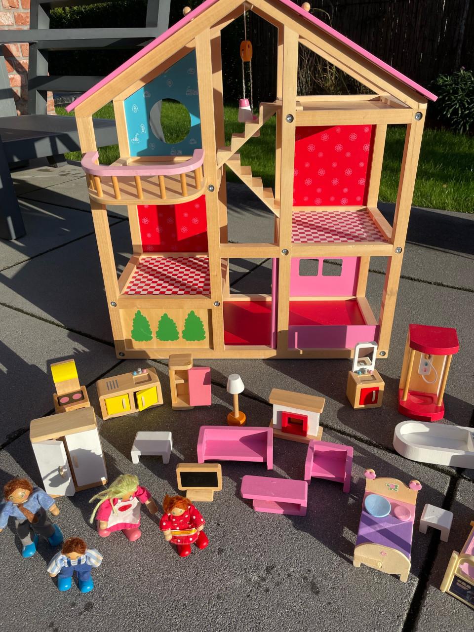 Houten poppenhuis met meubels en 4 poppetjes