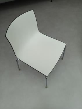 4 of 6 Arper eetkamerstoelen Zwart/Wit