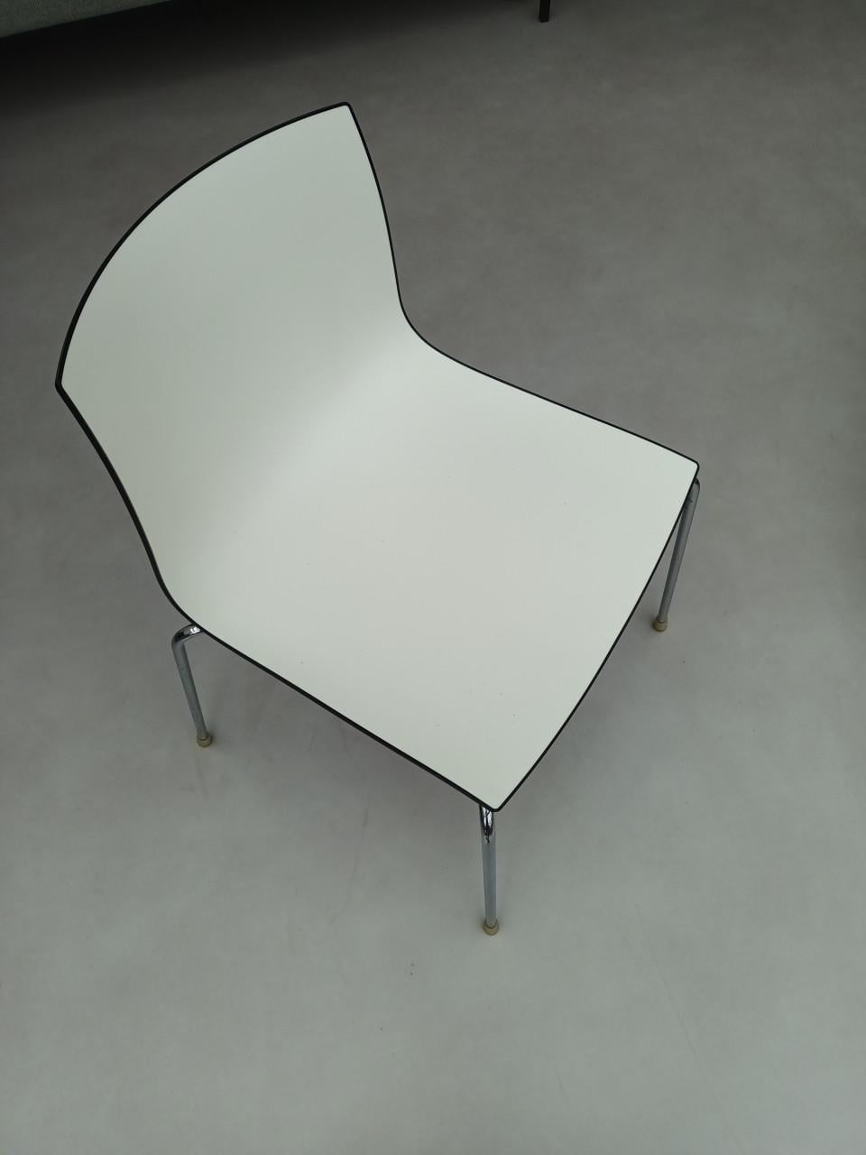 4 of 6 Arper eetkamerstoelen Zwart/Wit