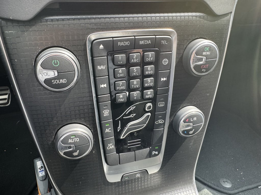 Volvo V40 2.0 t4 business sport r-design 190pk | navigatie | trekhaak afnb