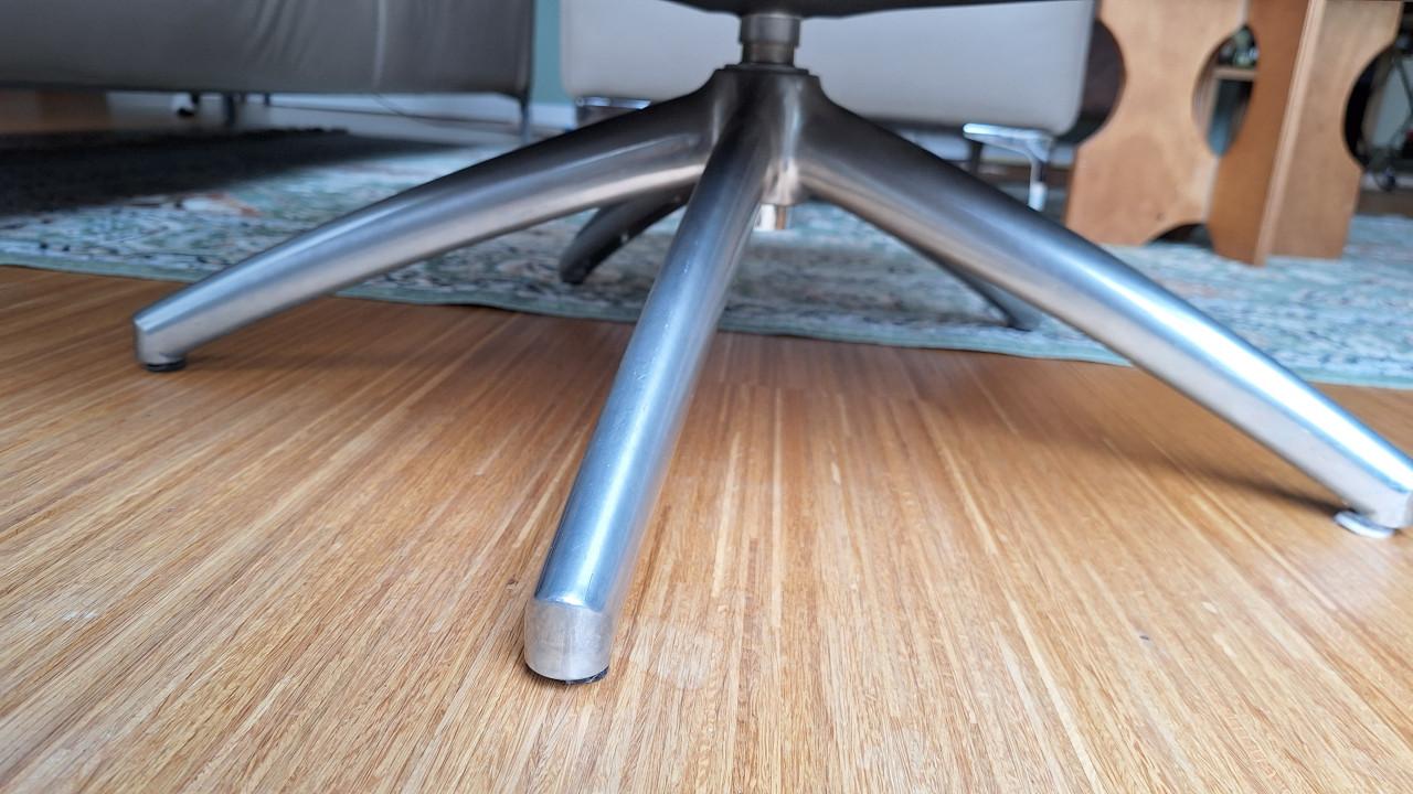 Zwart lederen relaxfauteuil met draaipoot