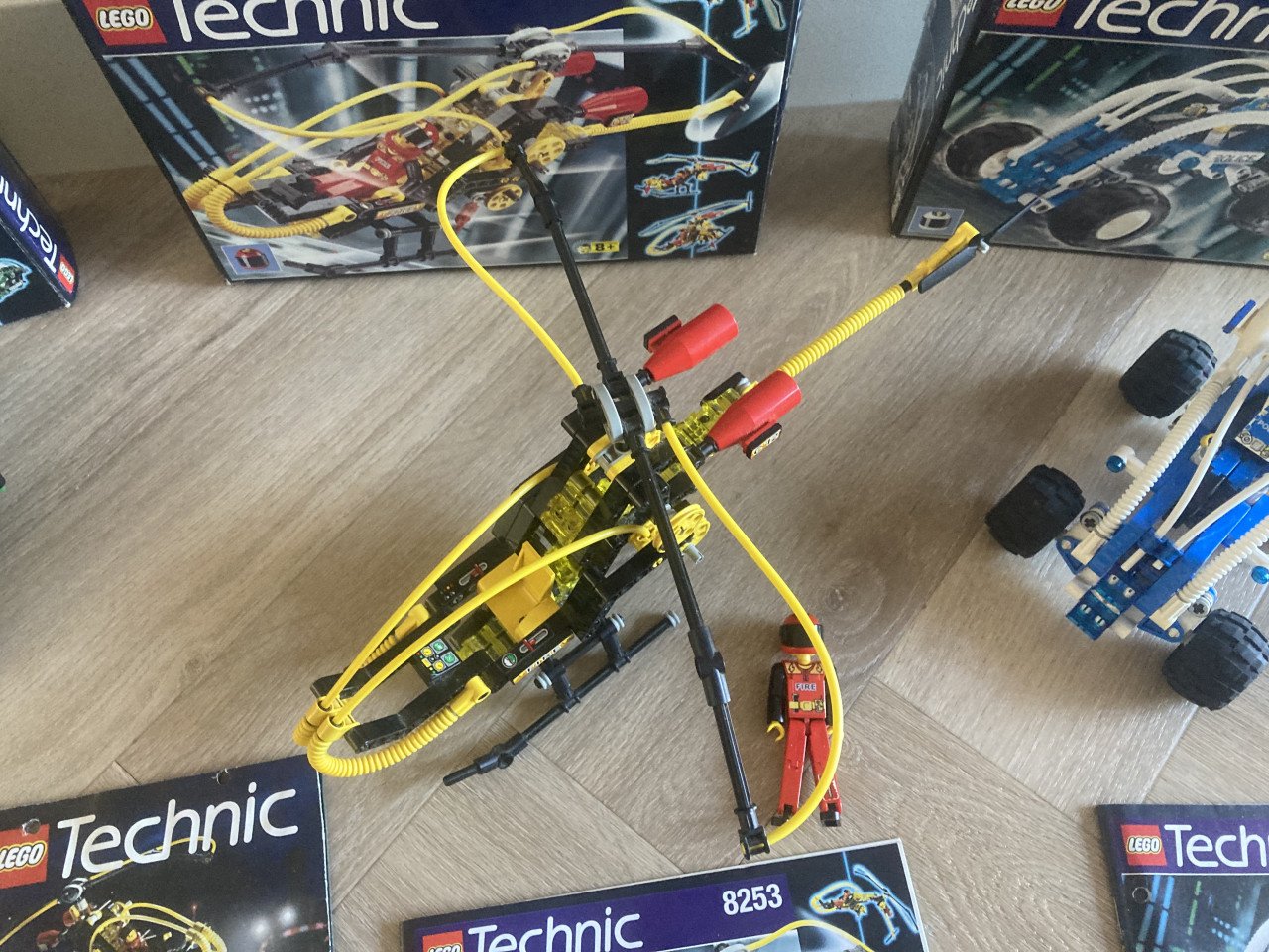 3 Lego technic sets met doos en met boekjes