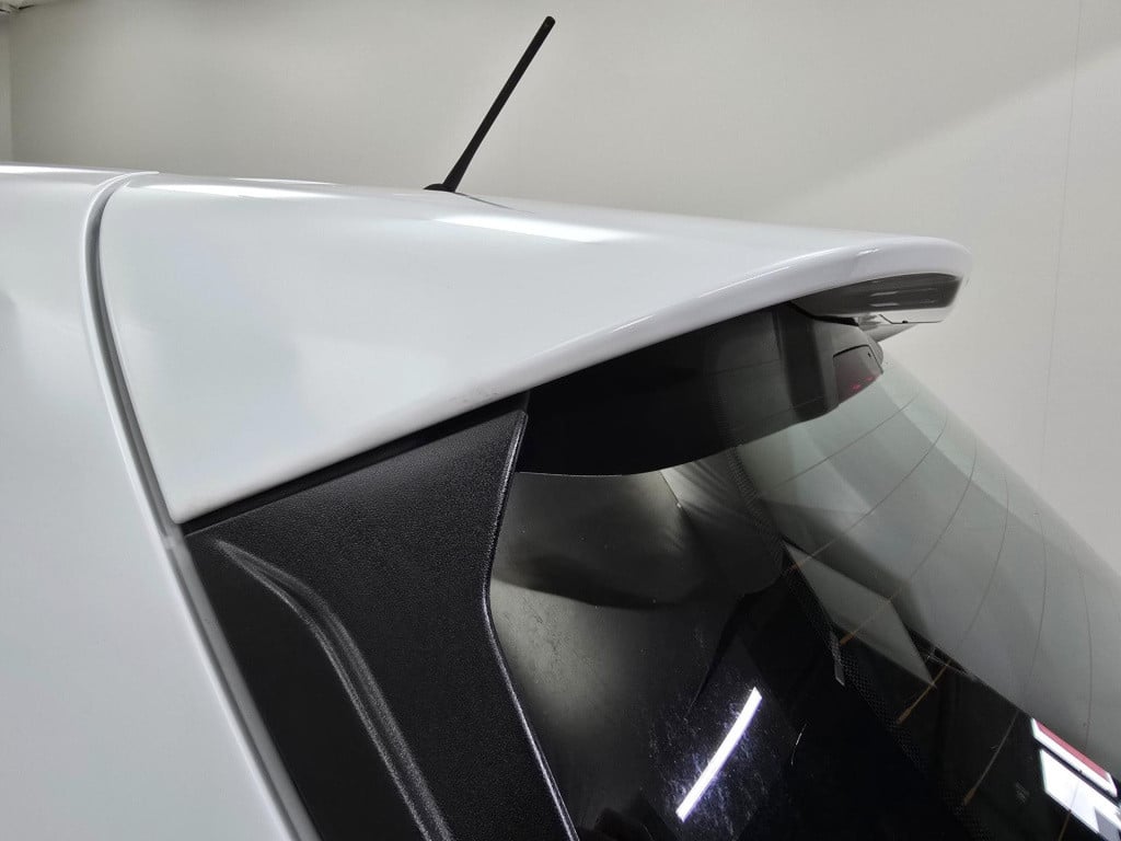 Ford Fiesta occasion luxe titanium met zwarte velgen en parkeercamera | bom