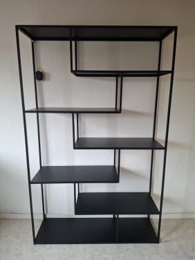 Zwarte metalen vakken/boekenkast