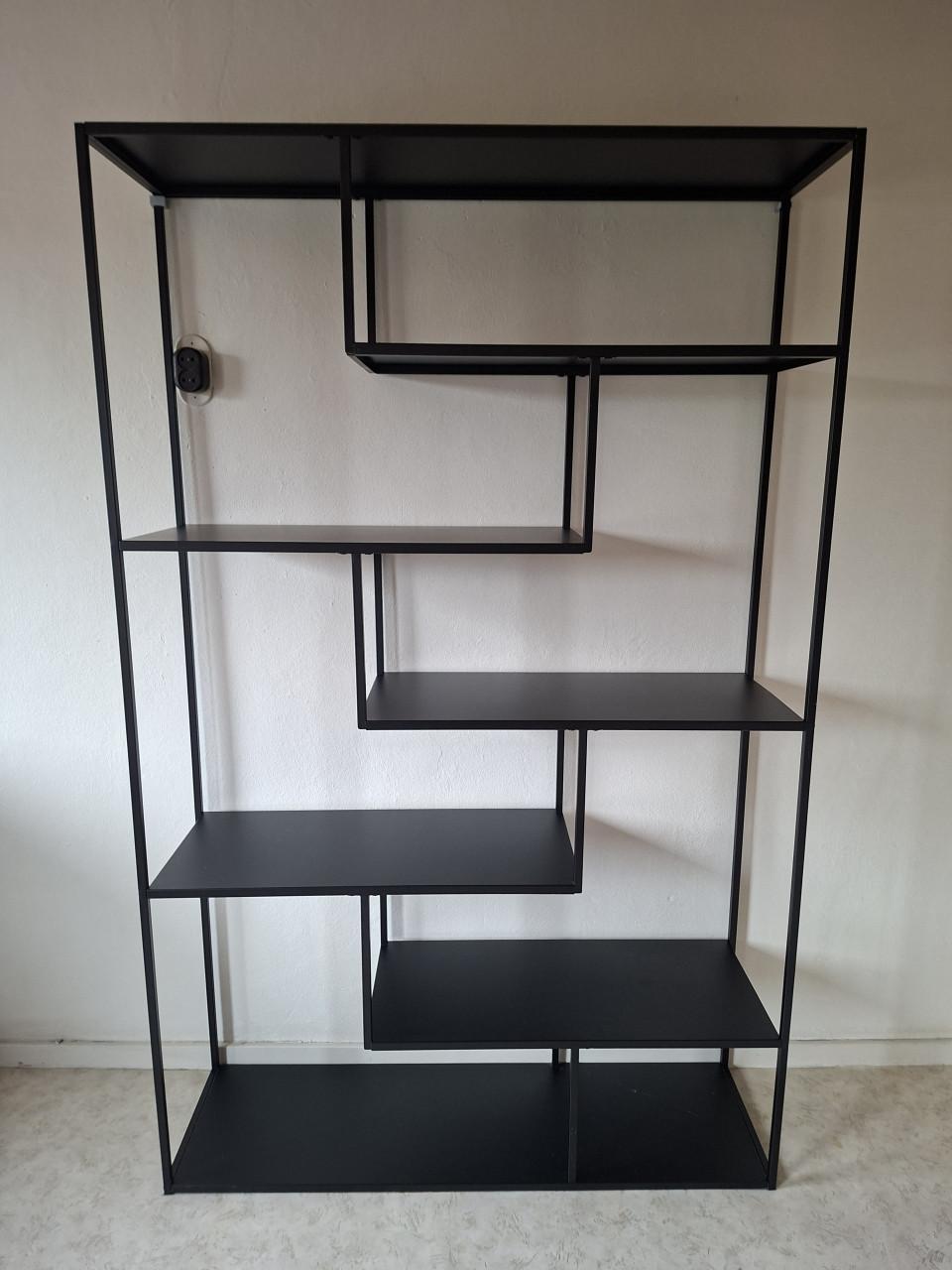 Zwarte metalen vakken/boekenkast