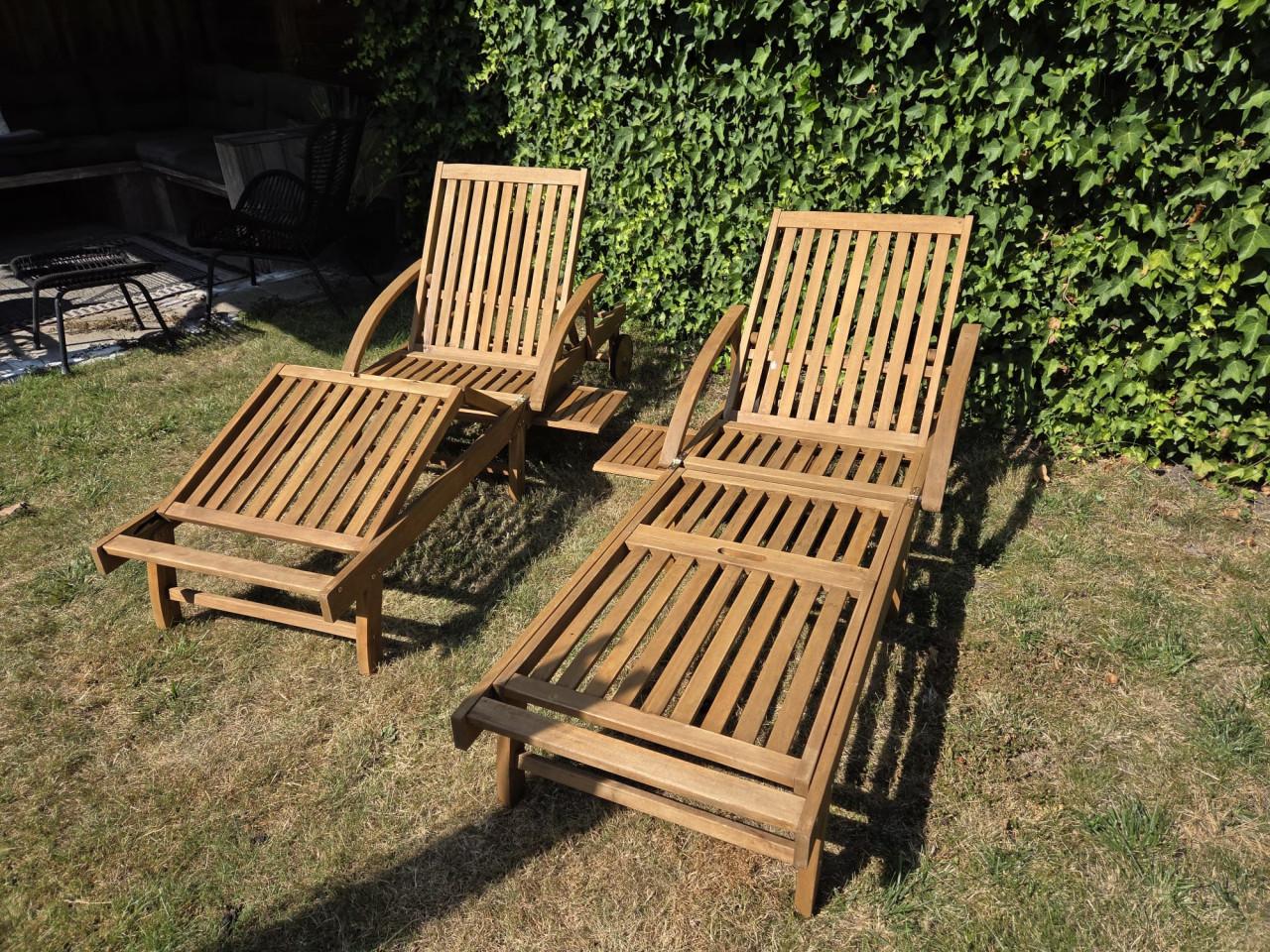 2x Luxe Acaciahouten ligbedden. Verstelbaar, met Wielen & Kussens