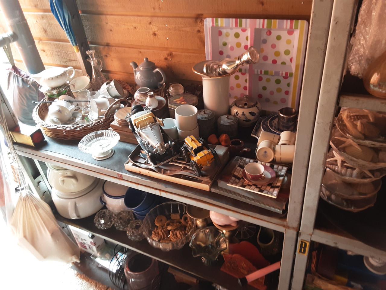Grote  schuur verkoop ook veel nieuwe  spulletjes  iedere dag welkom