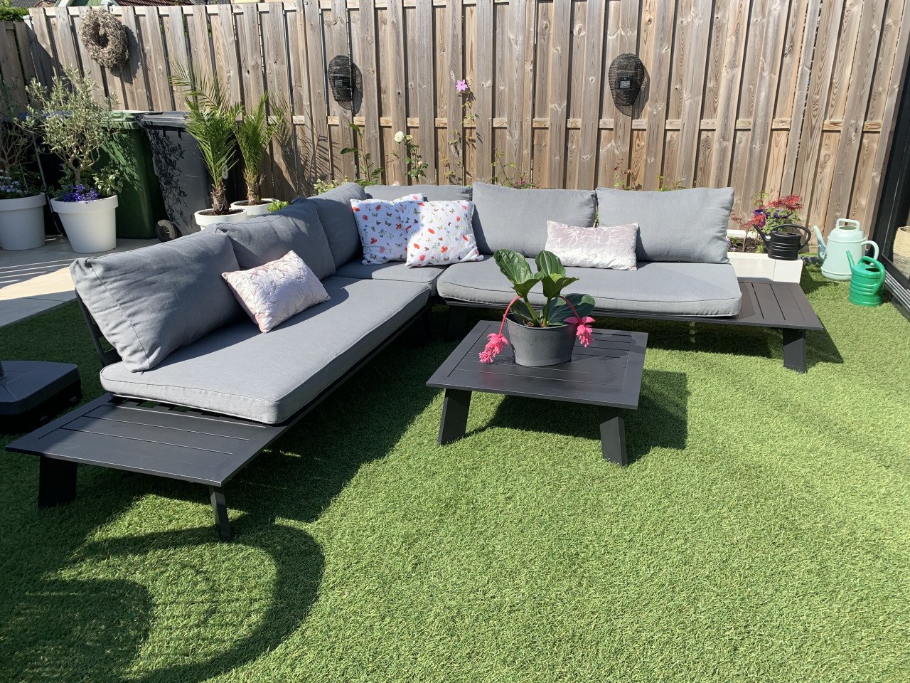 Loungeset zwart aluminium, met grijze kussens en tafel.