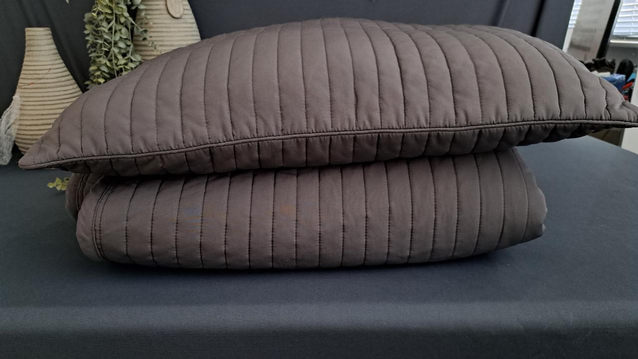 Mooie grote dubbelzijdige sprei (licht-/donkergrijs) incl. 1 kussen