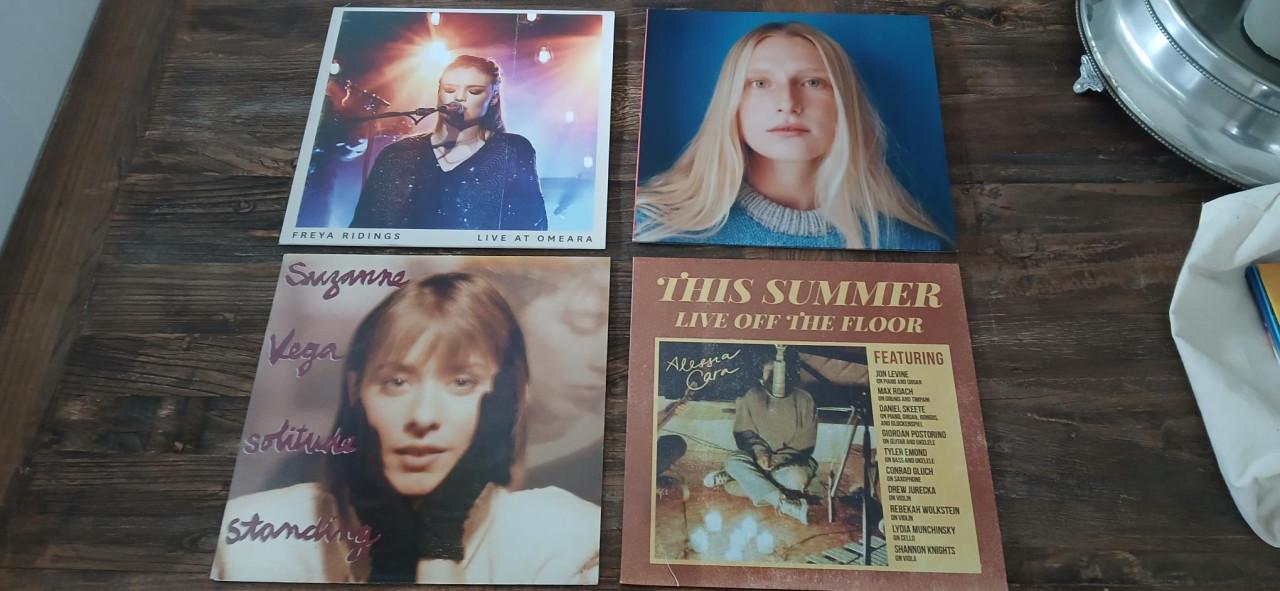 Tas met 20 LP’s / vinylplaten – diverse titels – € 100,- 🎶