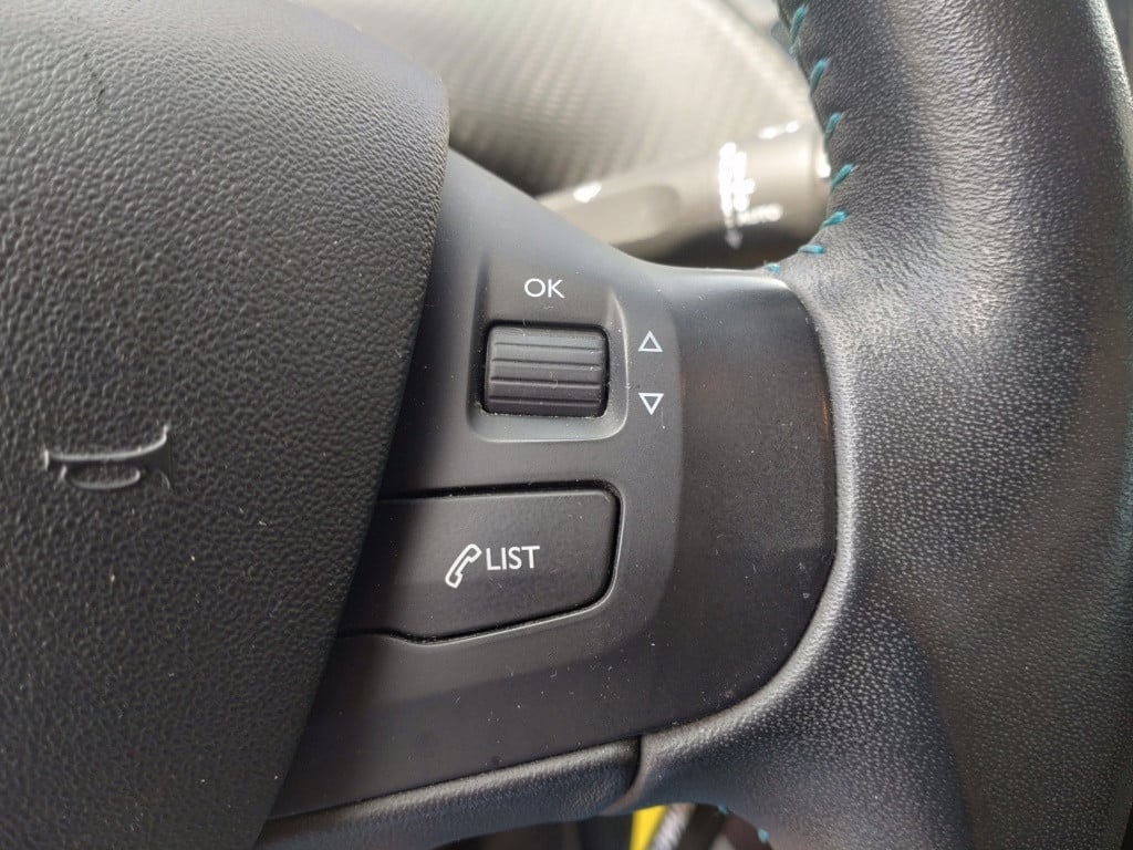 Peugeot 2008 1.2i puretech urban cross