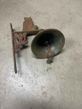 Vintage metalen bel met “UIL”