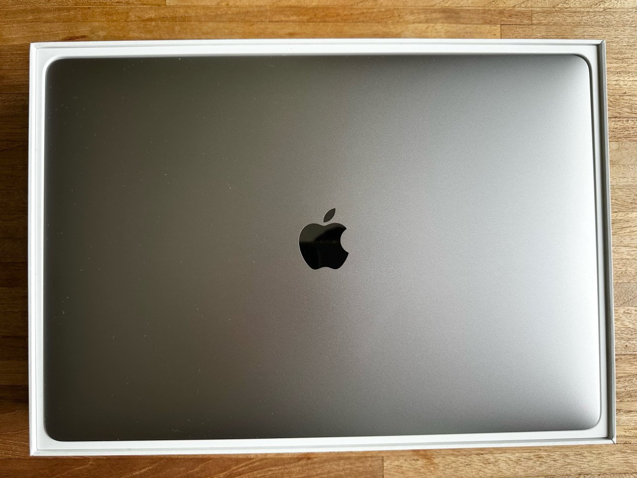 Apple MacBook Pro - 2.2ghz 6-core i7 - 16gb