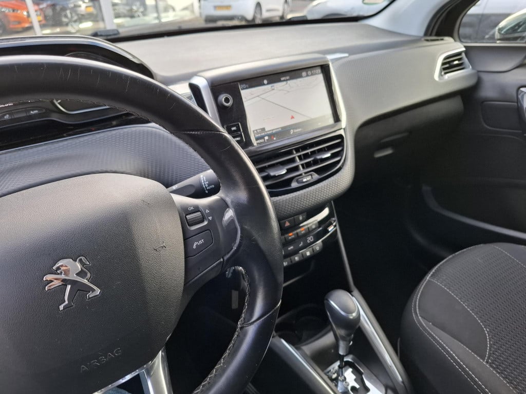 Peugeot 208 110 allure automaat eat6 nav/clima/cam/lmv