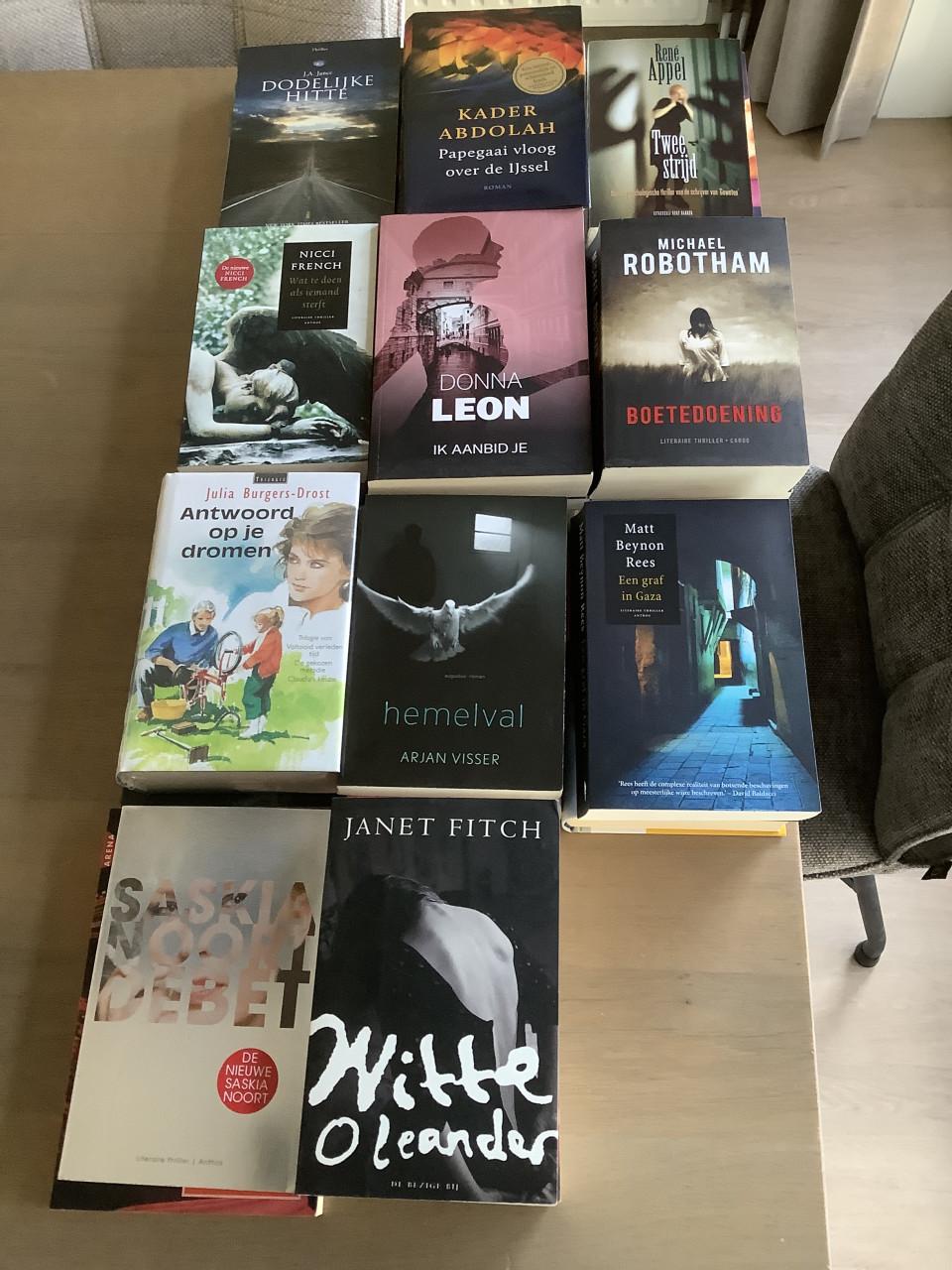 Stapel boeken, thrillers, romans en andere leuke boeken.