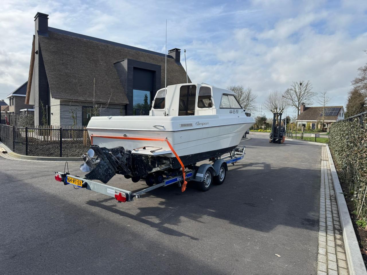 Kajuitboot met 190 pk binnenboord en trailer