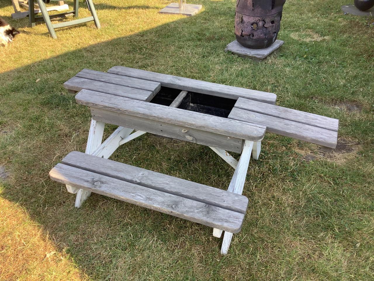 Kinder picknicktafel met de mogelijkheid zand of water in de bak te doen.