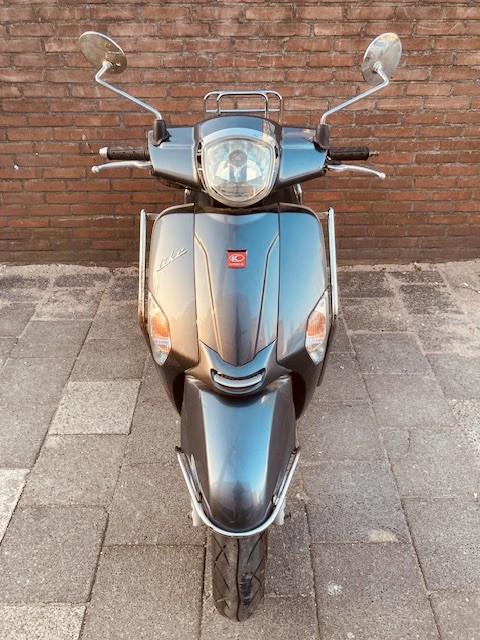 MOOIE KYMCO LIKE 45 KM BROMSCOOTER ! BOUWJAAR 2012