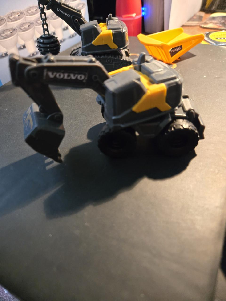 5 speelgoedvoertuigen van de Dickie Toys Volvo Micro Workers set.