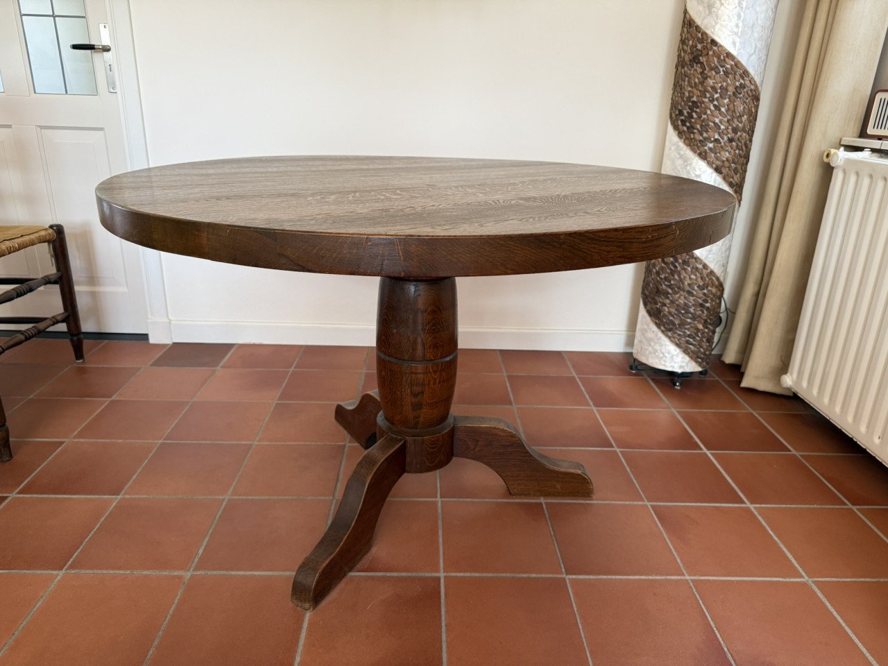 Te koop aangeboden: ronde tafel en 4 bijpassende stoelen