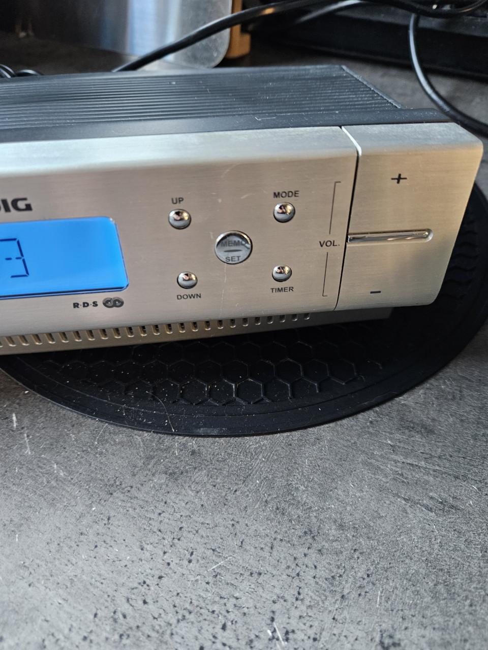 Zgan Grundig Sonoclock 890 - Wekkerradio aluminium paneel