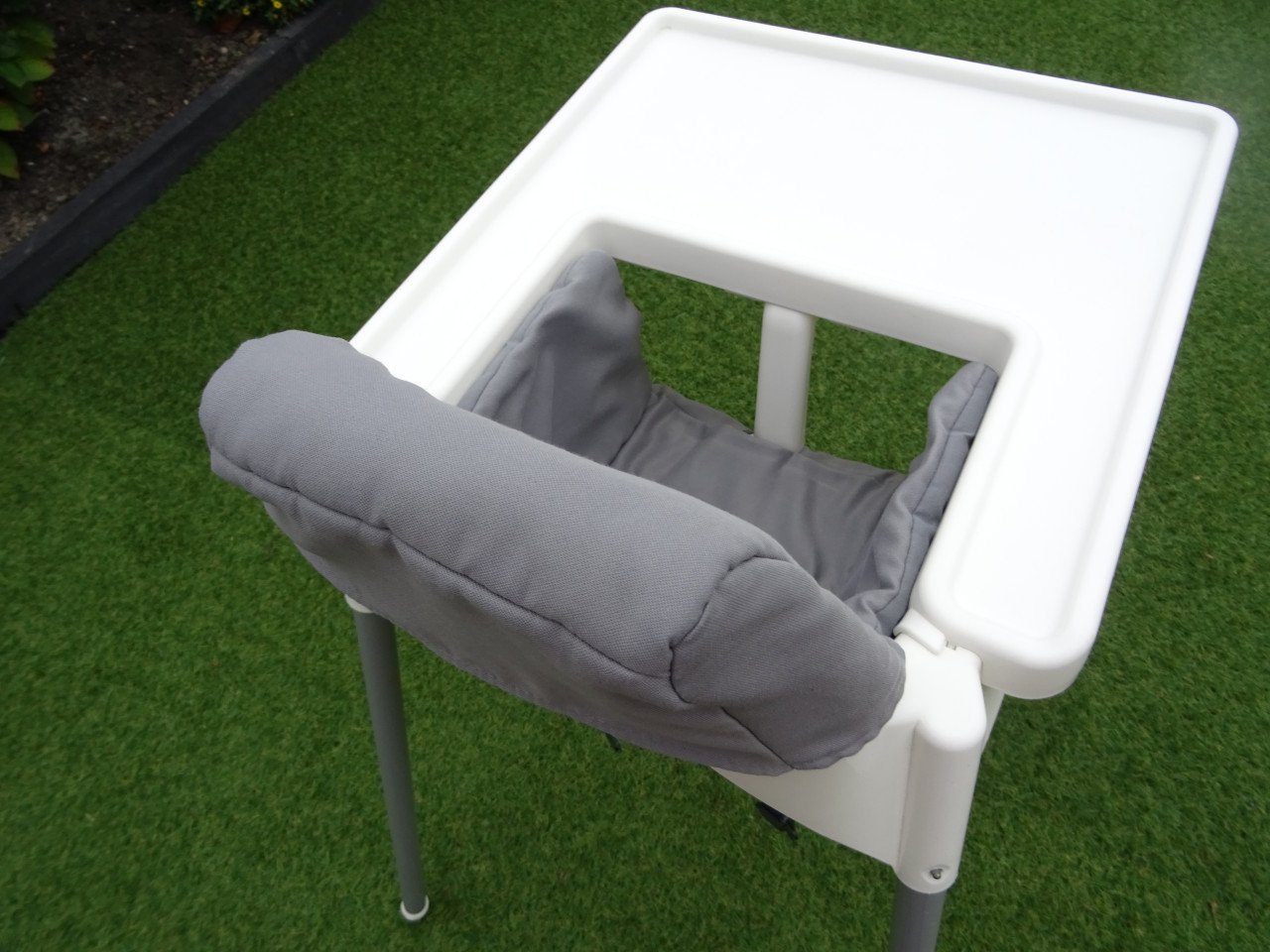 Kinderstoel Ikea Antilope met tuigje, tafelblad en zachte stoelhoes