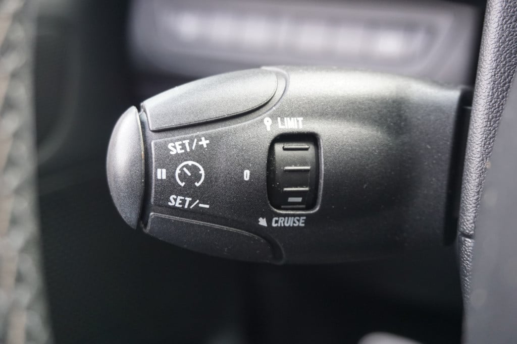Peugeot 2008 1.6 vti féline airco / navi / cruise / pano / leder / parkeers