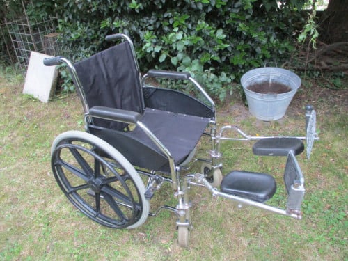 Te koop rolstoel met beensteunen