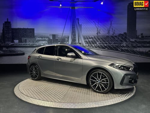 BMW 1 Serie 118i high executive *m-pack*pano*harmankardon*m-technic stoelen