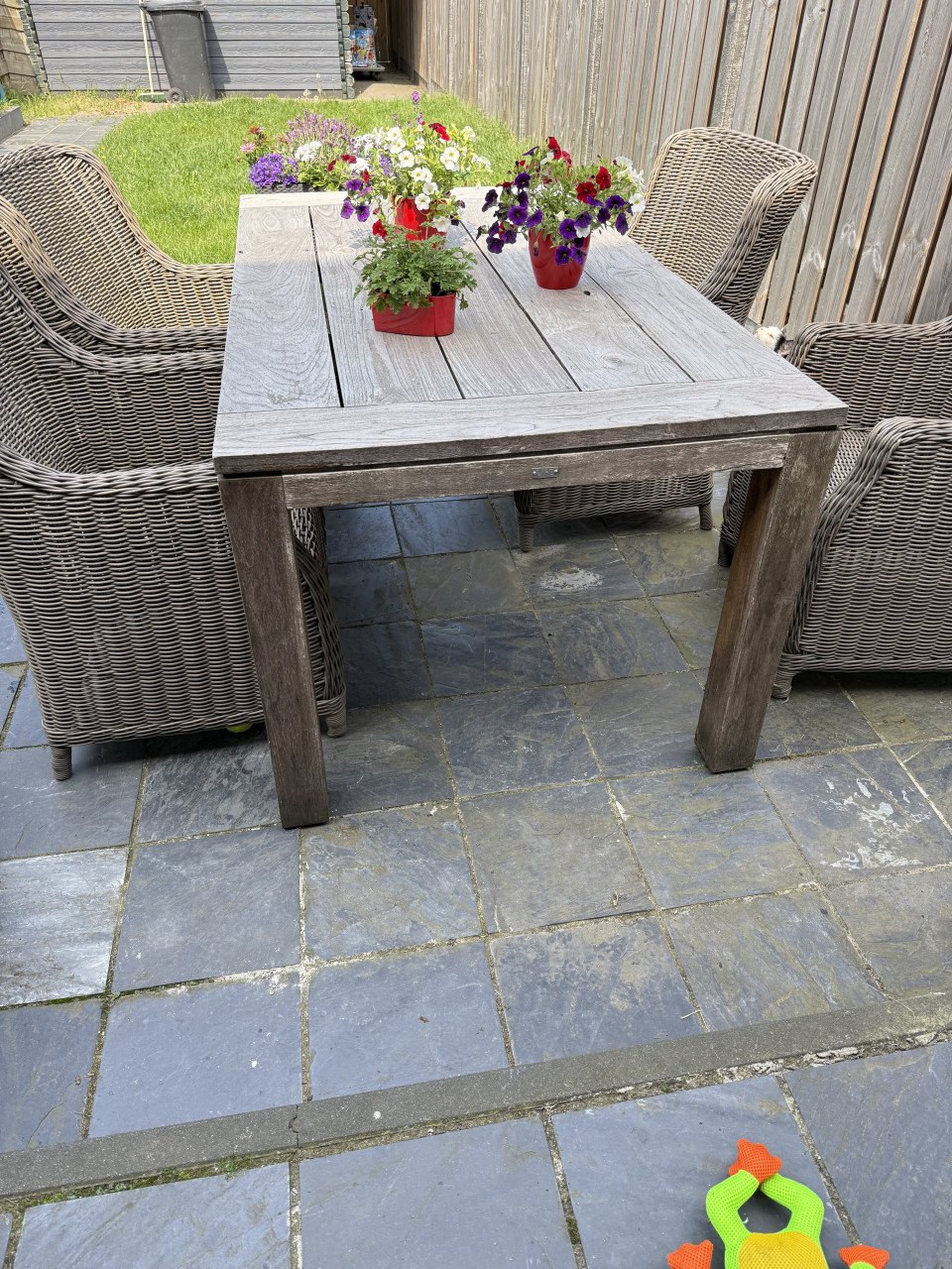 Oude teak tuintafel
