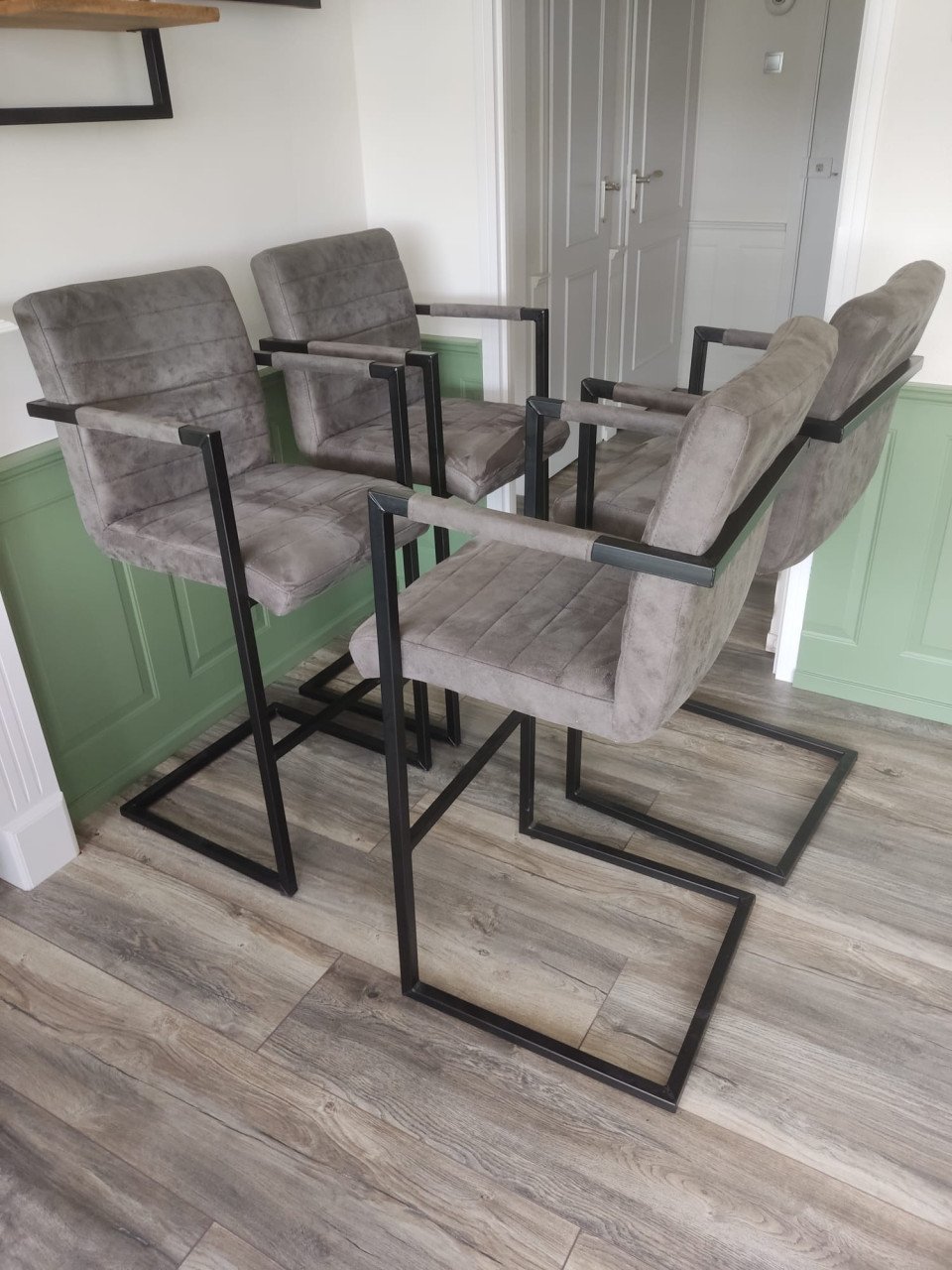 Bar stoelen grijs 4 stuks     (prijs voor alle 4)