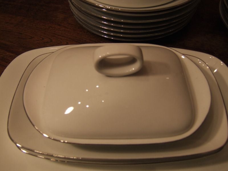 Essenbach servies in mooie staat ( wit met zilveren rand )