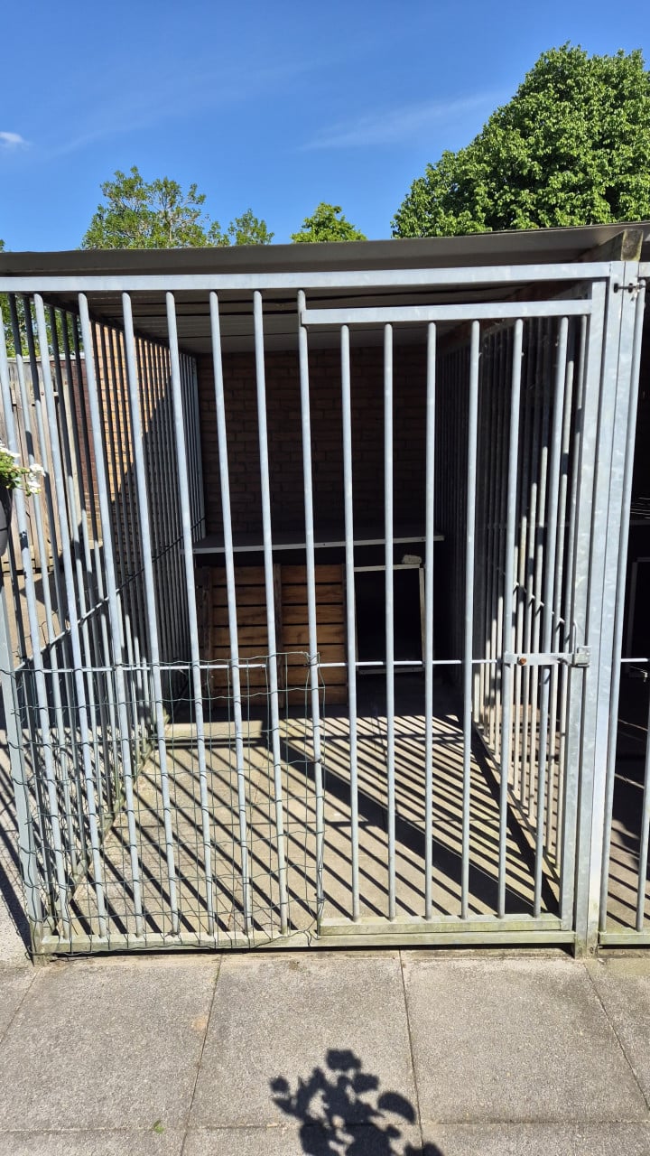 Dubbele hondenkennel met nachthokken