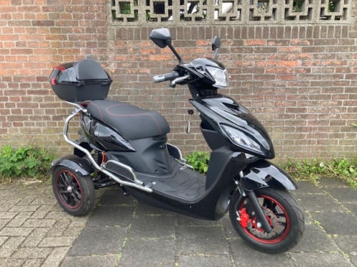 GEEN RIJBEWIJS ? NIET NODIG MET DEZE STOERE IVA T3 2.0 SCOOTER !
