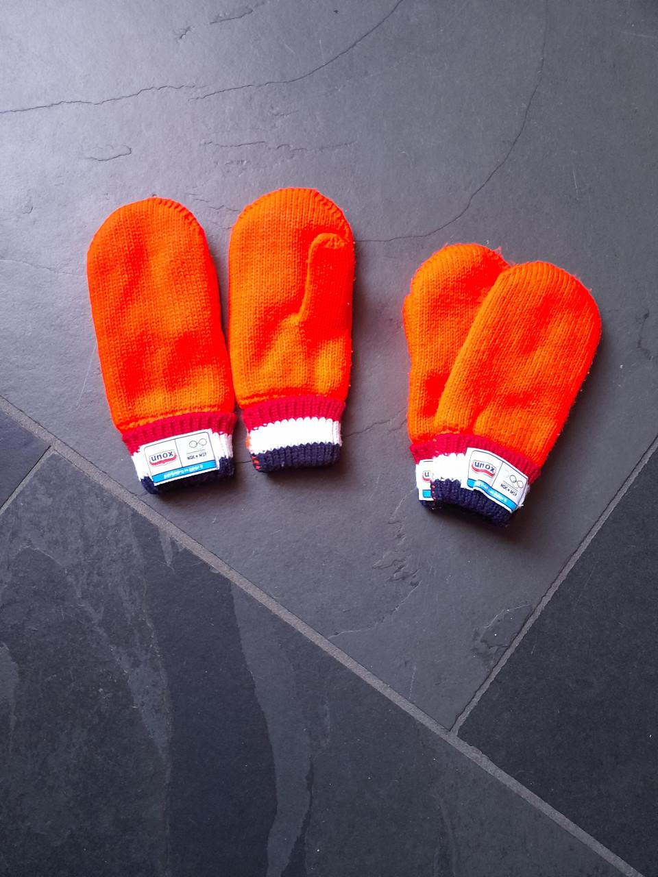 Kinderwandjes 2 paar, fel oranje van unox. gratis afhalen