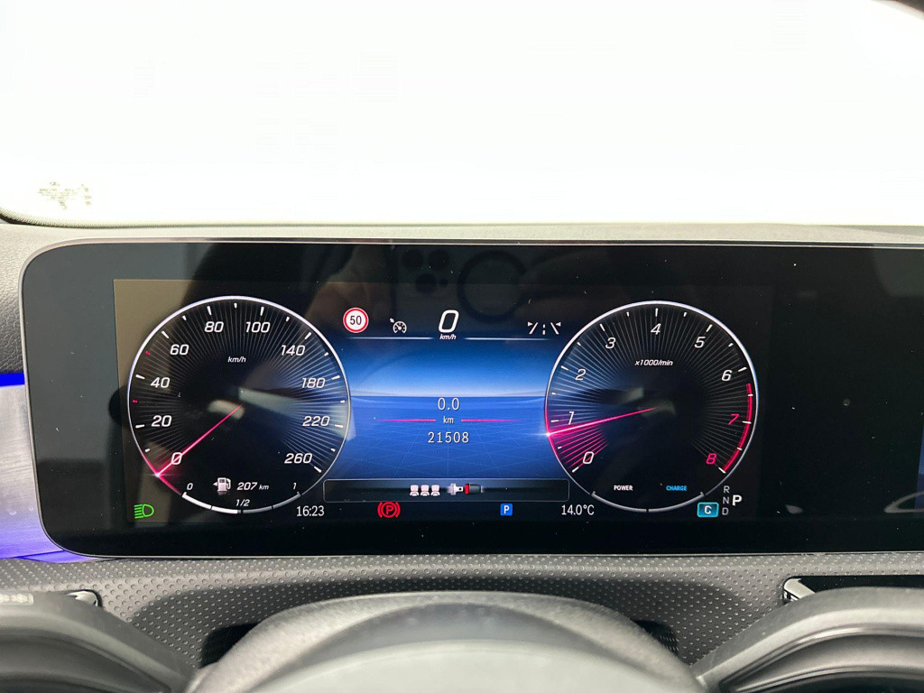 Mercedes-Benz A-Klasse 180 amg pano sfeer keyless camera btw