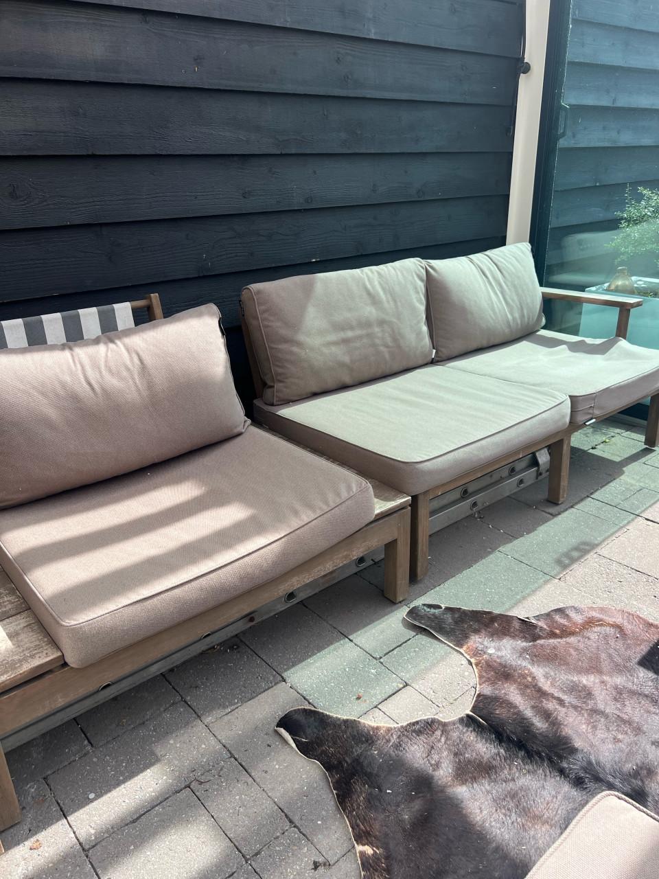 Een teakhouten tuinset