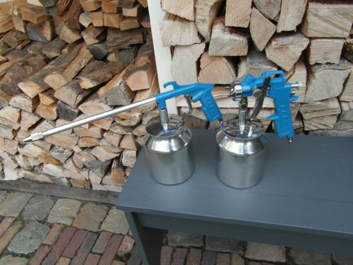 Verfspuit met onderbeker en Vloestofspuit.