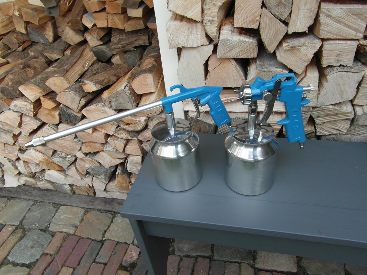 Verfspuit met onderbeker en Vloestofspuit.