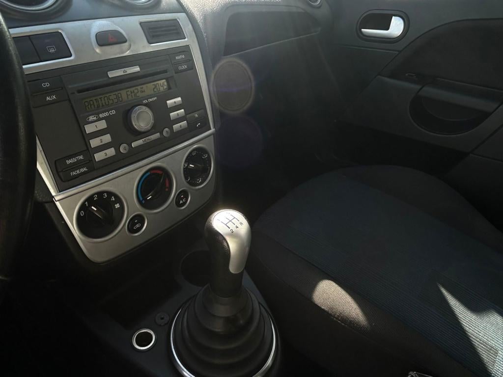 Ford Fiesta 1.3-8v futura * airco * trekhaak * l.m. velgen * e.l. ramen