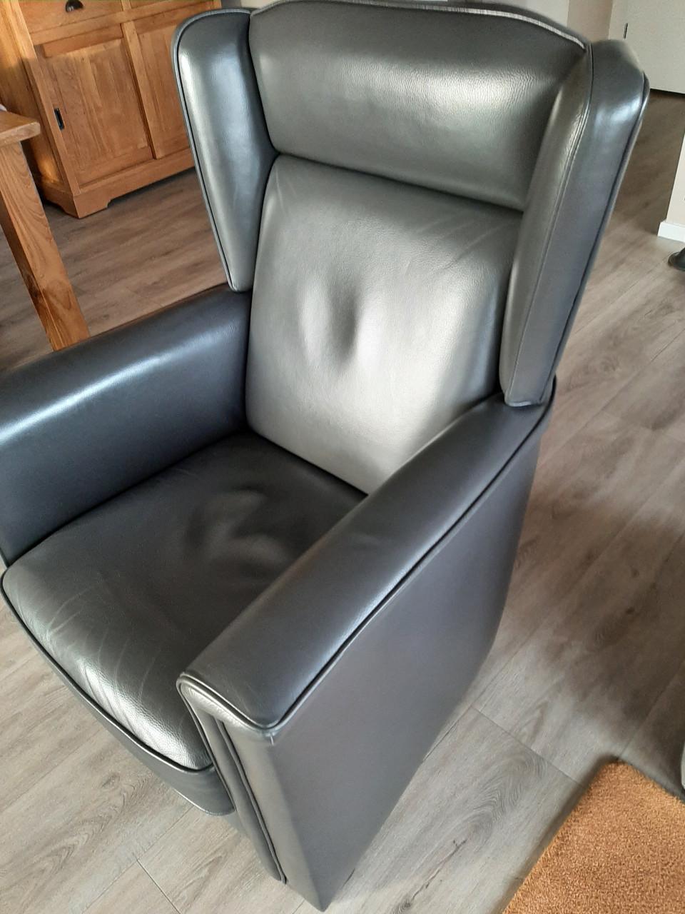 Mooie leren fauteuil. Kleur. Antraciet