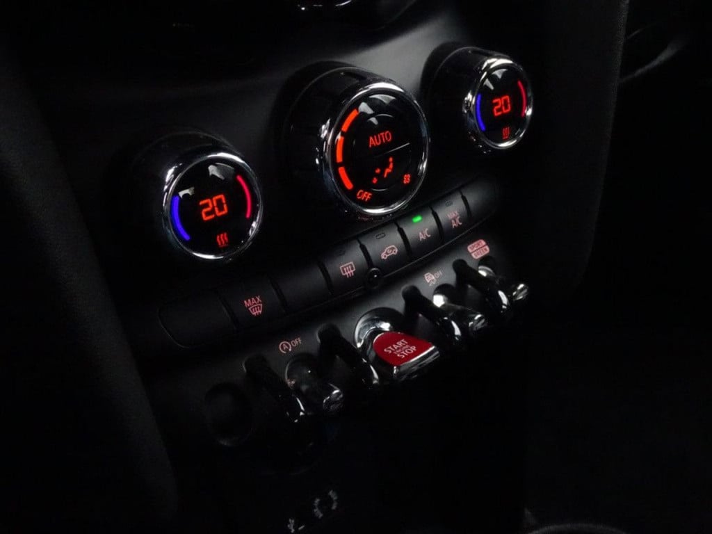 Mini Cooper mini 1.5 serious business automaat | jcw pack | king's cross
