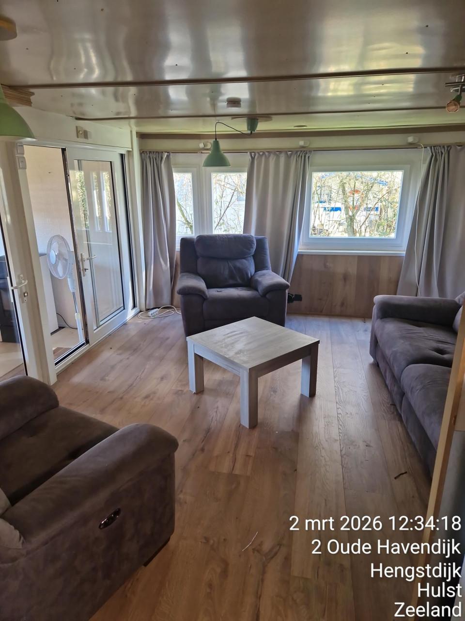 Instapklare stacaravan met staanplaats te koop in Hengstdijk zws vlaanderen