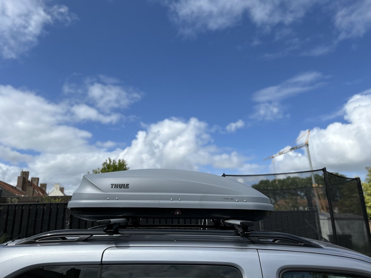 Thule Pacific 200 dakkoffer + dwarsstangen