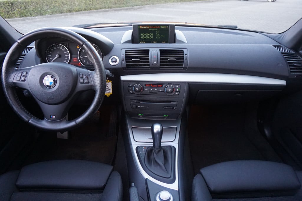 BMW 1 Serie 120i executive automaat - climate / navi / pano / cruise / park